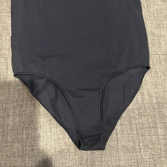 Skims Essential Scoop Neck Bodysuit - Picture 2 of 5